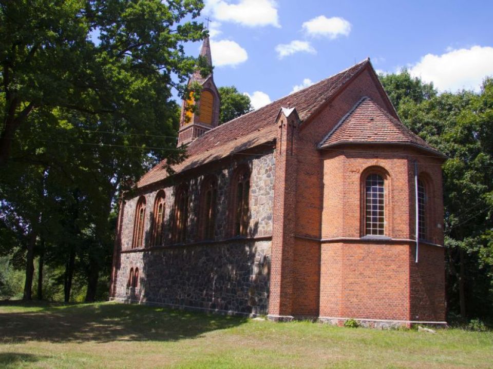 Kościół p.w. Św. Franciszka w Brzostowej